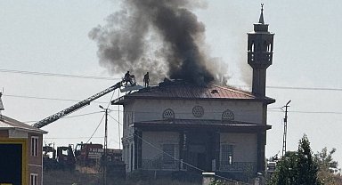 Ağrı'da caminin çatısında çıkan yangın paniğe neden oldu