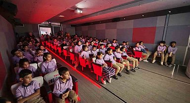 Ahlatlı çocuklar TRT sinema tırıyla sinema heyecanı yaşadı