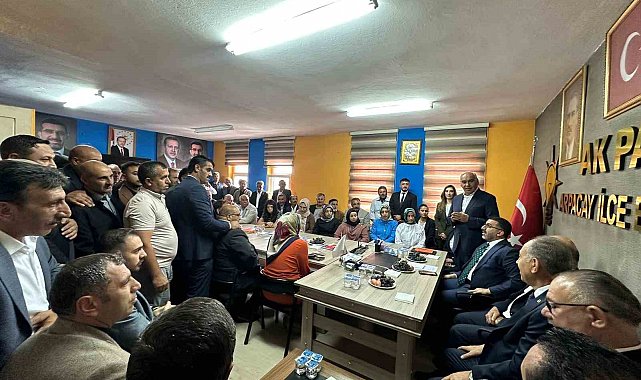 AK Parti Kars'ta ilçe teşkilatlarını buluşturdu: "Birlik ve beraberlik içinde çalışmaya devam edeceğiz"