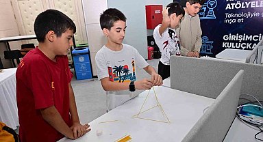 Akademi Manisa'da gençlere robotik ve mühendislik deneyimi