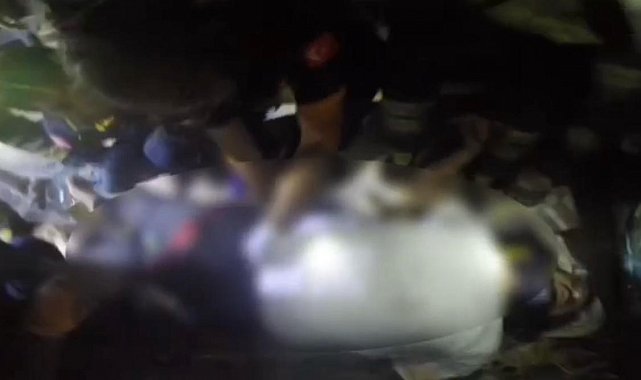 Akaryakıt tankerinde sıkışan iki kişinin kurtarılma anları kamerada