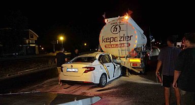 Akaryakıt tankerine ok gibi saplanan otomobil, tankerin yakıtının boşaltılmasıyla çıkartılabildi
