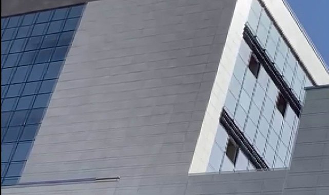Alacağını tahsil edemeyince inşaatın çatısına çıktı