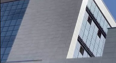 Alacağını tahsil edemeyince inşaatın çatısına çıktı