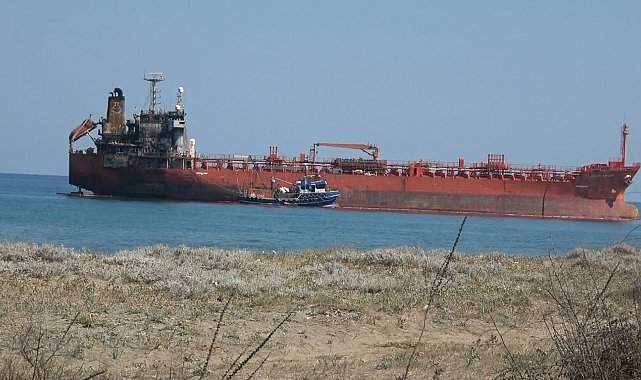 Alaçam'da karaya oturan gemi için kurtarma çalışması başlatıldı