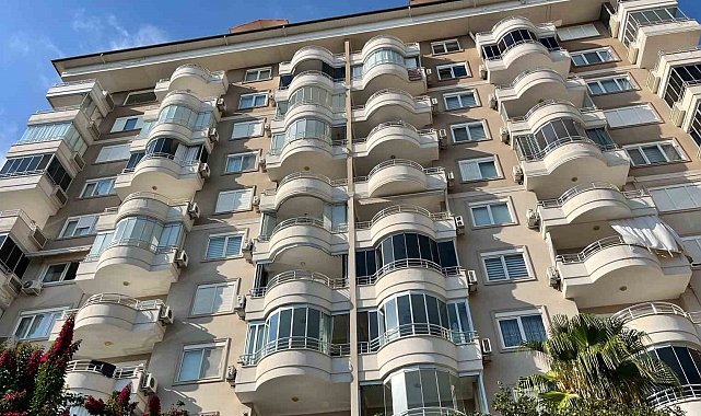 Alanya'da daireden gelen duman ekipleri alarma geçirdi