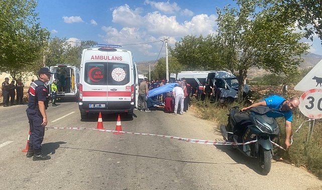 Alaşehir'de işçi minibüsü ağaca çarptı: 14 yaralı
