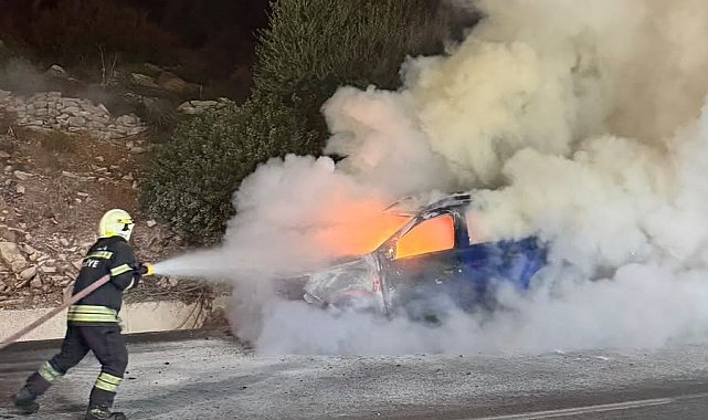 Alev alan otomobil kullanılamaz hale geldi