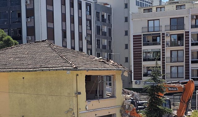Aliağa'da 54 yıllık ortaokul binası yenilenmek üzere yıkıldı