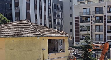 Aliağa'da 54 yıllık ortaokul binası yenilenmek üzere yıkıldı