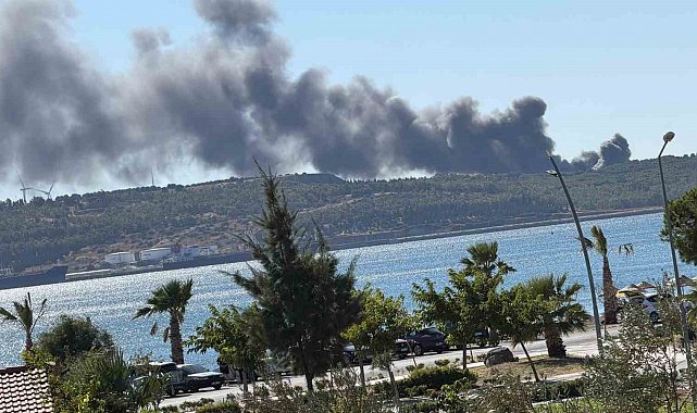 Aliağa'da gemi söküm tesislerindeki hurdalık deposunda yangın