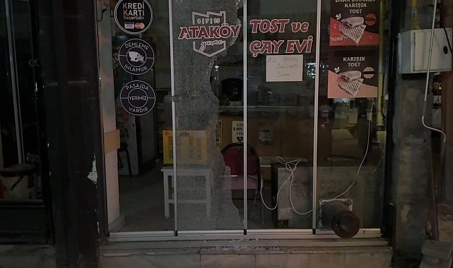 Alkollü şahıs dışlandığını düşündüğü çay ocağının camını kırdı