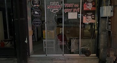 Alkollü şahıs dışlandığını düşündüğü çay ocağının camını kırdı