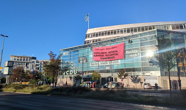 Almanya'da Başbakan Merz'in partisine pankartlı protesto