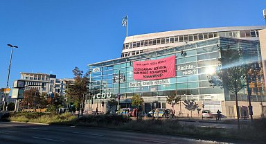 Almanya'da Başbakan Merz'in partisine pankartlı protesto
