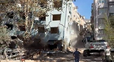 Altı katlı apartman yıkım sırasında çöktü