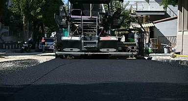 Altyapısı yenilenen caddede asfalt çalışması başladı