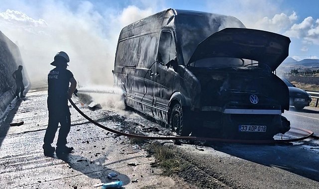 Amasya'da hırdavat malzemesi yüklü kamyonette yangın çıktı