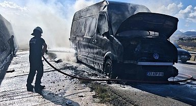 Amasya'da hırdavat malzemesi yüklü kamyonette yangın çıktı