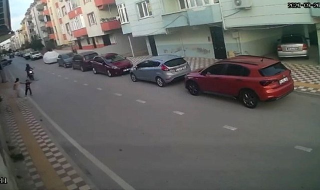 Aniden yola çıkan çocuğa motosiklet çarptı: Kaza anı kamerada
