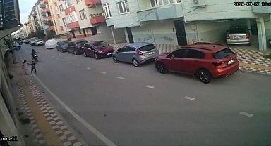 Aniden yola çıkan çocuğa motosiklet çarptı: Kaza anı kamerada