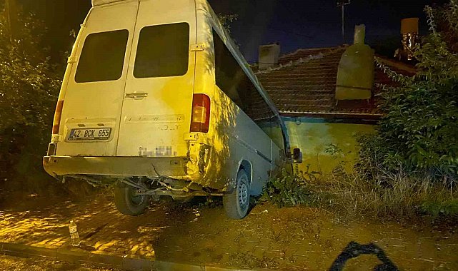 Ankara'da el freni çekilmeyen minibüs duvara çarptı