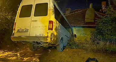 Ankara'da el freni çekilmeyen minibüs duvara çarptı