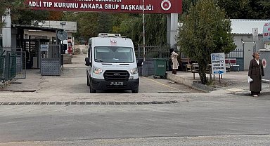 Ankara'da motosiklet 2 otomobille çarpıştı: 1 ölü, 1'i çocuk 2 yaralı