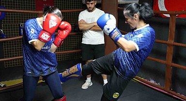 Anne ve iki kızı aynı ringde şampiyonluk için çalışıyor