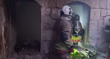Antakya'da metruk binada yangın çıktı
