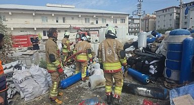 Antakya'da şantiye içerisinde malzemeler alevlere teslim oldu