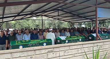 Antalya aile faciasında hayatını kaybedenler yan yana defnedildi, cenazede gözyaşları sel oldu