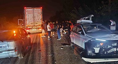 Antalya'da 4 aracın karıştığı kazada ortalık savaş alanına döndü