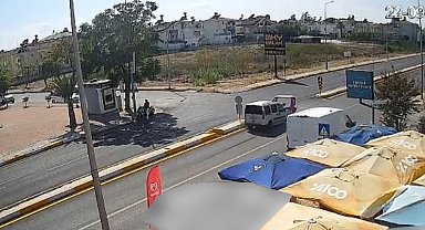 Antalya'da hafif ticari araçla çarpışan 3 tekerlekli motosikletin sürücüsü yaralandı