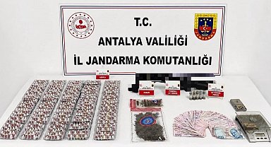 Antalya'da iki ilçede uyuşturucu operasyonu: 6,8 kilo skunk ele geçirildi