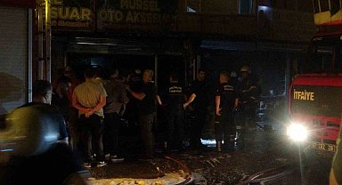 Antalya'da iki iş yerinde yangın: Alevler üst kattaki eve de zarar verdi