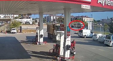 Antalya'da kamyonet ile otomobil çarpıştı