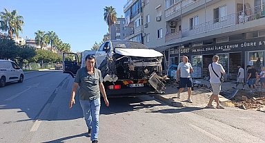 Antalya'da otomobil önce yayaya çarptı ardından otobüs durağına daldı: 3 yaralı