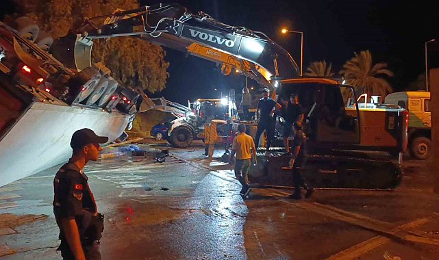 Antalya'da tır devrildi: Durakta bekleyen 2 kişi hayatını kaybetti