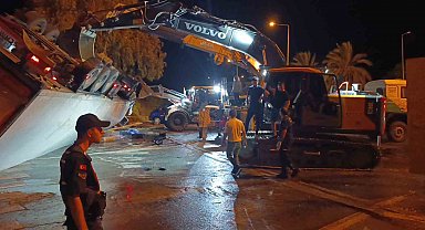Antalya'da tır devrildi: Durakta bekleyen 2 kişi hayatını kaybetti