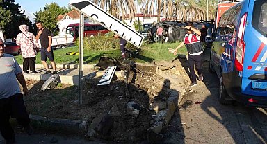 Antalya'da tur minibüsü, kamyonet ve otomobille çarpıştı: 15 yaralı