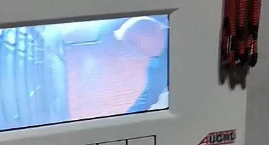 Apartman kapısını kırıp husumetlisinin evini basmaya çalıştı