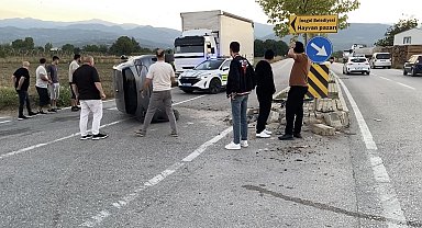 Ara sokaktan çıkan araca çarpmamak için refüje daldı… O anlar kamerada