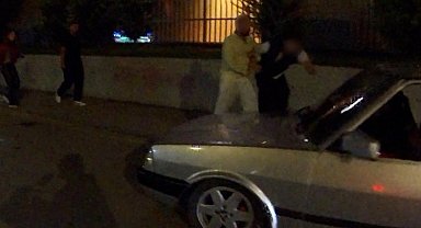 Araç içindeki şahsa saldırı kask kamerasına yansıdı