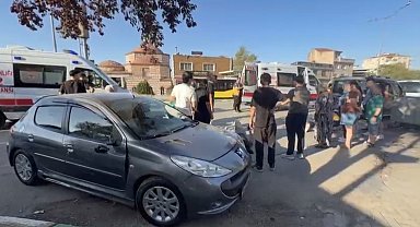Araca çarpmamak için manevra yapan motosikletteki 2 genç yaralandı