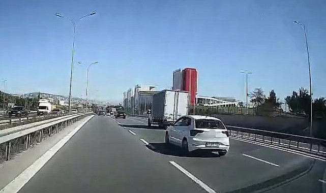 Araçların arasında makas atarak ilerleyen kamyonet kamerada