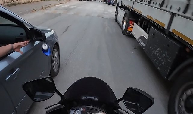 Araçtan atılan çöpü içeriye böyle geri attı