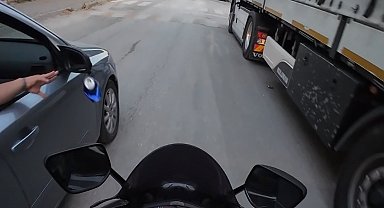 Araçtan atılan çöpü içeriye böyle geri attı