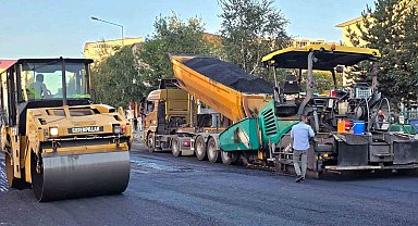 Ardahan Belediyesinin asfalt serim çalışmaları devam ediyor