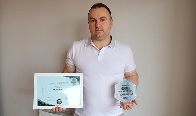Arı kovanlarını açtığında peteklerde yeşil renkli bal ile karşılaştı